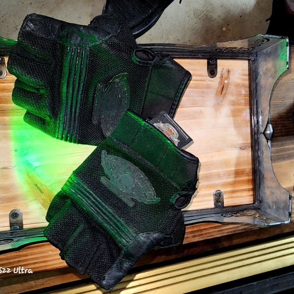 Men’s Winged Skull Fingerless Gloves - Picture 3 of 8